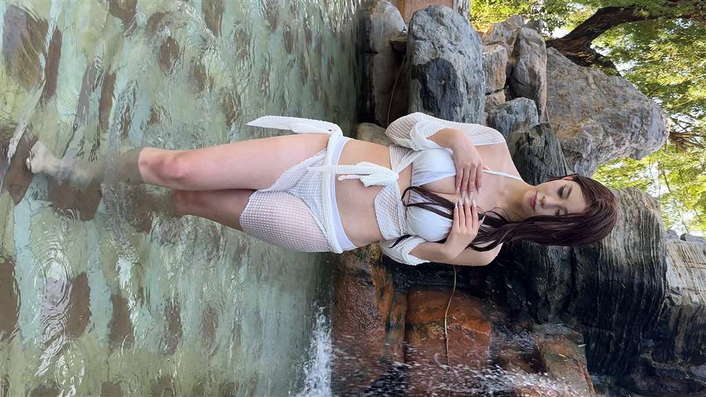 白色泳装美女-街拍流行馆