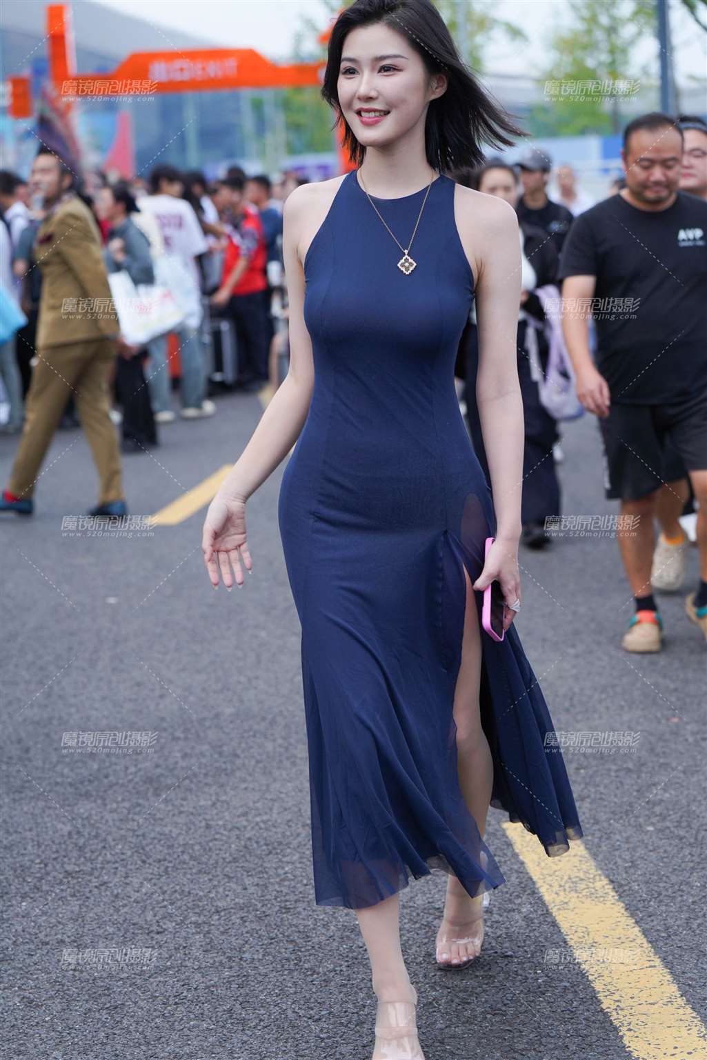 宝蓝裙的美-街拍流行馆