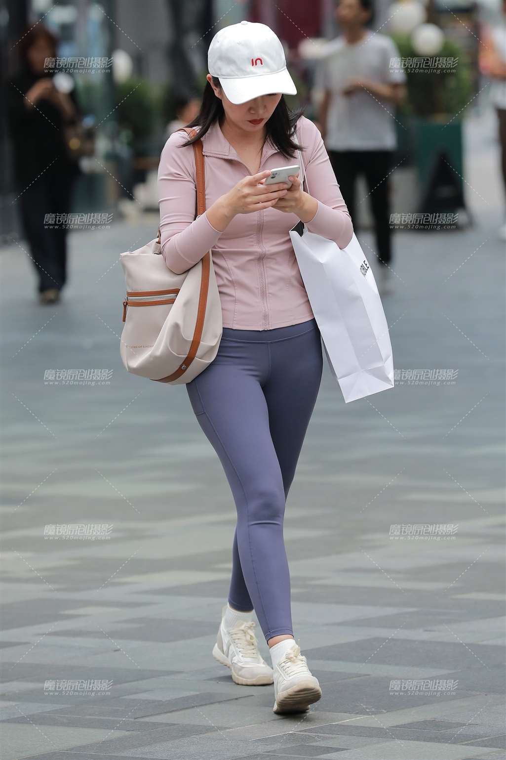 丰韵瑜伽裤美女-街拍流行馆