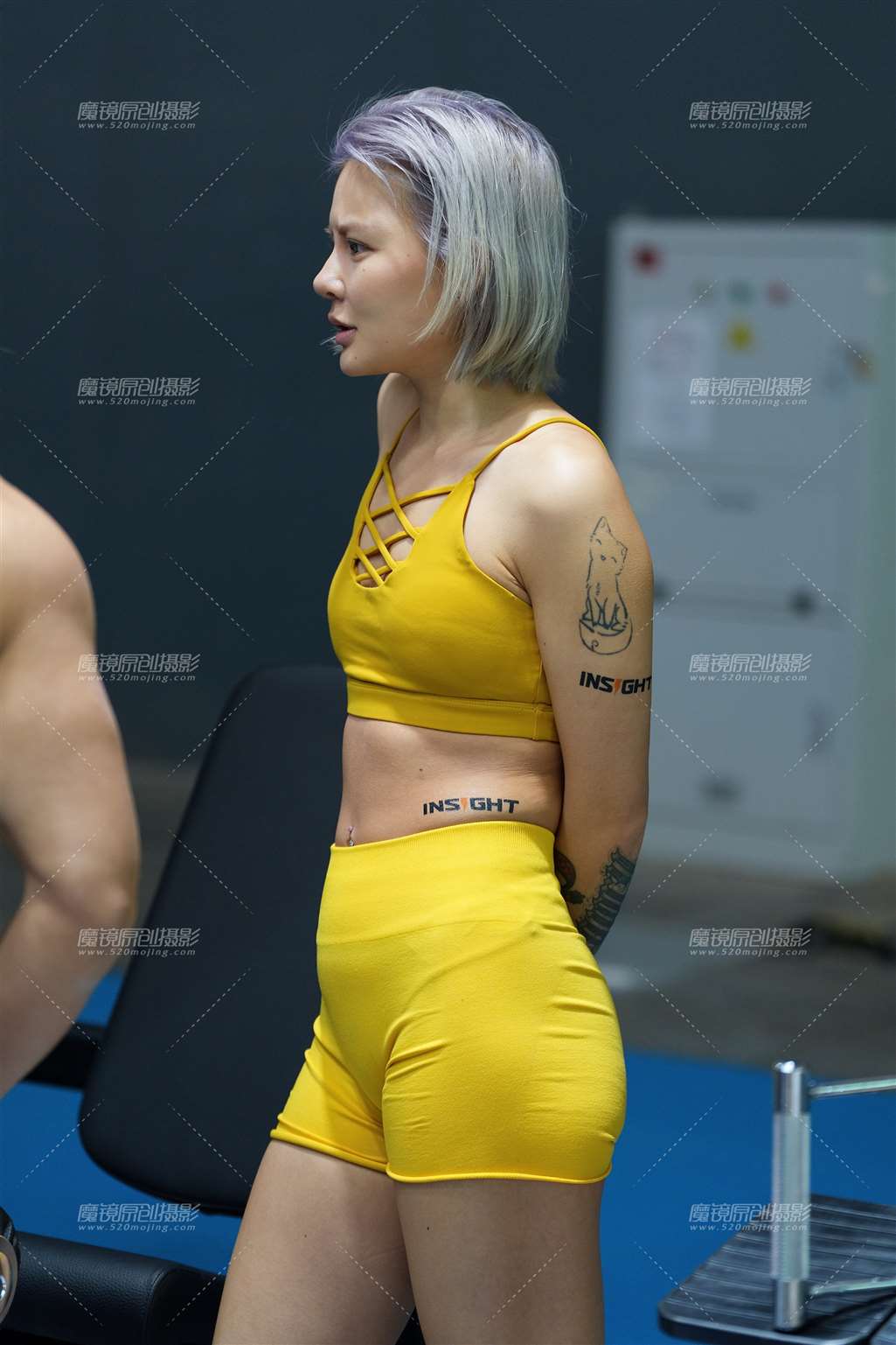 图片[3]-黄色紧身短裤 – 短发纹身 24P-流行馆