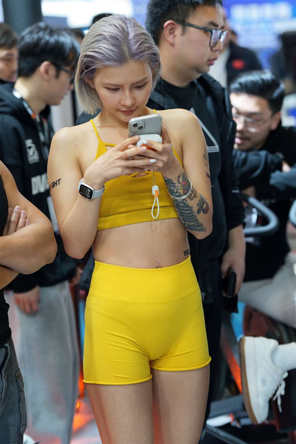 黄色紧身短裤 – 短发纹身 24P-流行馆