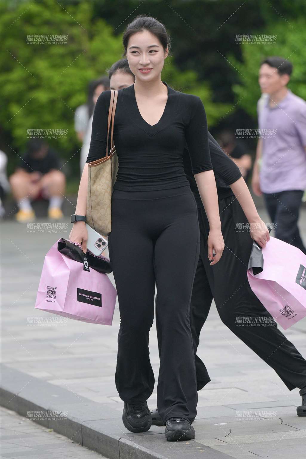 丰腴紧身小妹 18P-流行馆