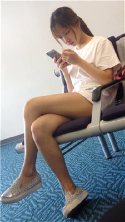 候车室内的甜美清纯美眉，白嫩细腿在她前面有点不淡定...-图满多