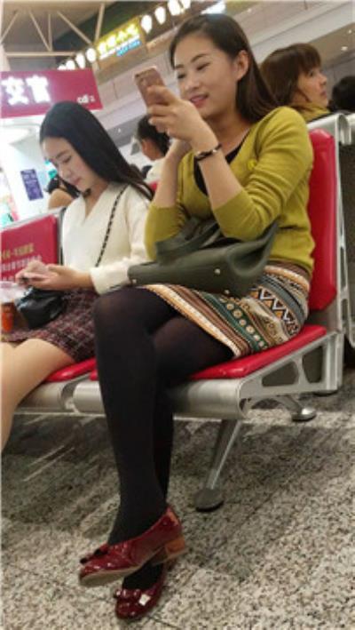 4k-高铁候车室笑容超级甜美的黑丝美腿MM，颜值简直要爆表-图满多