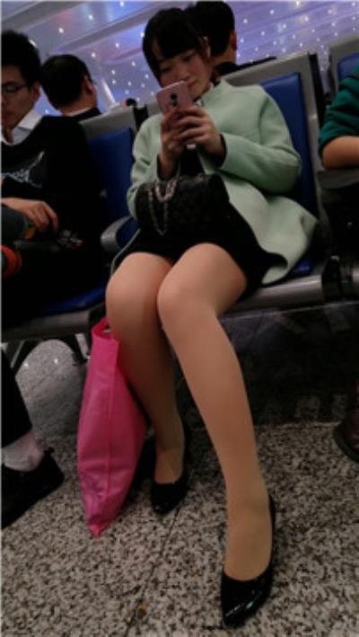 4k-车站候车室遇见光滑肉丝美腿高跟鞋大眼萌妹子-图满多